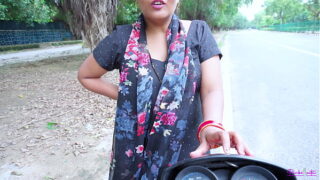 Indian Desi bhabhi dealing for Fuck with Client on road Video