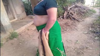 ग्रीन साड़ी पहने भाभी को खेत में पेड़ के नीचे चोदा  XXX indian Bhabhi Sex Video